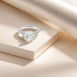 Bague de fiançailles avec diamant cœur de laboratoire et halo caché sur les côtés