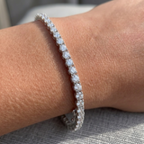 Bracelet de tennis serti de diamants illusion cultivés en laboratoire et monté sur argent sterling 925
