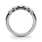 Fünfsteiniger, im Labor gezüchteter Diamantring – Zeitloses Symbol der Liebe mit brillanten Diamanten in der Farbe DE und der Reinheit VVS in einer eleganten, geteilten U-Krappenfassung.