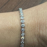 Tennisarmband mit im Labor gezüchteten Diamanten im Rundschliff und Zargenfassung aus 9-karätigem Weißgold