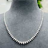 Pendentif solitaire en or blanc 9 carats, serti d'un diamant de laboratoire taille ronde de 0,40 carat.