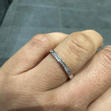 Bague demi-alliance en or blanc 18 carats sertie de diamants naturels ronds.