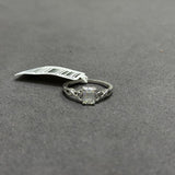 Bague demi-alliance en or jaune 14 carats, sertie d'un saphir bleu taille ronde et de diamants de laboratoire.