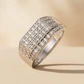 Bracelet de tennis en or et platine, serti de diamants ronds taille brillant cultivés en laboratoire.