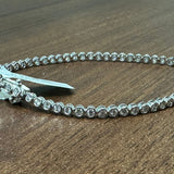 Tennisarmband mit im Labor gezüchteten Diamanten im Rundschliff und Zargenfassung aus 9-karätigem Weißgold