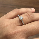 Bague de fiançailles solitaire en or jaune 9 carats, sertie d'un halo de moissanite taille ronde.