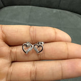 Boucles d'oreilles puces en or blanc 9 carats serties de diamants ronds naturels en forme de cœur.