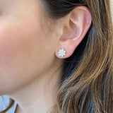 Boucles d'oreilles puces en or jaune serties de diamants de laboratoire en grappe de 0,20 ct