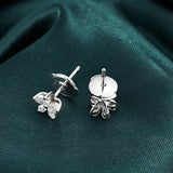Boucles d'oreilles pendantes Aazuo en or blanc 18 carats, serties de véritables diamants en forme de piriforme et ornées de cinq fleurs féeriques. Idéales pour un mariage, des fiançailles ou une soirée. Au750
