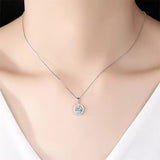 Collier pendentif solitaire en or avec diamant rond de laboratoire de 0,50 carat serti d'un halo