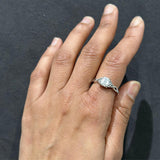 Bague demi-alliance en or jaune 14 carats, sertie d'un saphir bleu taille ronde et de diamants de laboratoire.