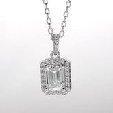 Halskette mit Halo-Anhänger aus im Labor gezüchteten Diamanten und Smaragden in Weißgold