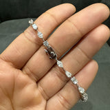 Bracelet en or blanc 14 carats serti de diamants naturels de formes variées, totalisant 6,00 carats.