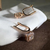 Boucles d'oreilles pendantes en or blanc serties d'un halo de diamants de laboratoire de 2,00 carats