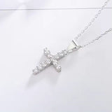 Pendentif croix en or avec diamants de laboratoire en forme de croix