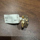 Bague demi-alliance en or jaune 14 carats, sertie d'un saphir bleu taille ronde et de diamants de laboratoire.