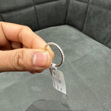 Bague demi-alliance en argent sertie d'un diamant moissanite de 0,35 ct, idéale à offrir.