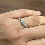 Minimalistischer runder Labordiamantring aus 925er Silber, perfekt als Geschenk