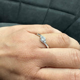 Minimalistischer runder Labordiamantring aus 925er Silber, perfekt als Geschenk