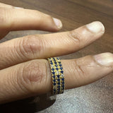 Bague demi-alliance en or jaune 14 carats, sertie d'un saphir bleu taille ronde et de diamants de laboratoire.