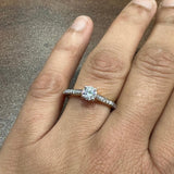 Bague de fiançailles solitaire en or jaune 9 carats, sertie d'un halo de moissanite taille ronde.