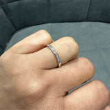 Bague demi-alliance en or blanc 18 carats sertie de diamants naturels ronds.
