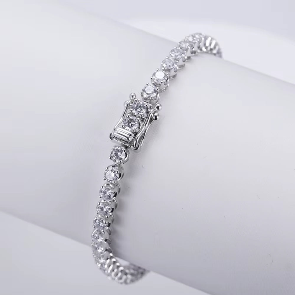 Close Up Crown Setting Round Diamonds