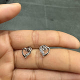 Boucles d'oreilles puces en or blanc 9 carats serties de diamants ronds naturels en forme de cœur.