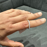 Bague demi-alliance en argent sertie d'un diamant moissanite de 0,35 ct, idéale à offrir.