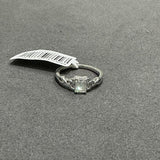 Bague demi-alliance en or jaune 14 carats, sertie d'un saphir bleu taille ronde et de diamants de laboratoire.