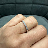 Bague demi-alliance en or blanc 18 carats sertie de diamants naturels ronds.