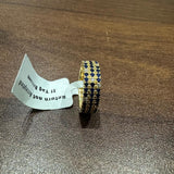 Bague demi-alliance en or jaune 14 carats, sertie d'un saphir bleu taille ronde et de diamants de laboratoire.