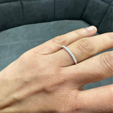 Bague demi-alliance en argent sertie d'un diamant moissanite de 0,35 ct, idéale à offrir.