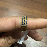 Bague demi-alliance en or jaune 14 carats, sertie d'un saphir bleu taille ronde et de diamants de laboratoire.