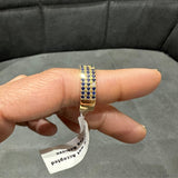 Bague demi-alliance en or jaune 14 carats, sertie d'un saphir bleu taille ronde et de diamants de laboratoire.