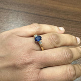 Dreisteinring aus 9-karätigem Gelbgold mit ovalem, natürlichem Saphir und Krappenfassung