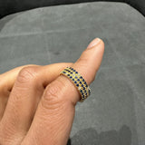 Bague demi-alliance en or jaune 14 carats, sertie d'un saphir bleu taille ronde et de diamants de laboratoire.