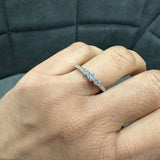 Bague trois diamants de laboratoire sertis griffes, idéale comme cadeau d'anniversaire - en argent 925