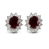 Boucles d'oreilles puces en or serties de rubis de 0,50 carat, de diamants de laboratoire et d'un rubis en grappe.