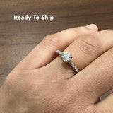 Bague de fiançailles solitaire en or jaune 9 carats, sertie d'un halo de moissanite taille ronde.