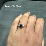 Dreisteinring aus 9-karätigem Gelbgold mit ovalem, natürlichem Saphir und Krappenfassung