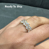 Bague demi-alliance en or jaune 18 carats, ornée de diamants marquise et ronds dispersés.