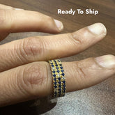 Bague demi-alliance en or jaune 14 carats, sertie d'un saphir bleu taille ronde et de diamants de laboratoire.