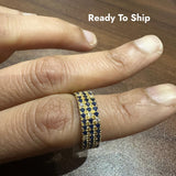 Bague demi-alliance en or jaune 14 carats, sertie d'un saphir bleu taille ronde et de diamants de laboratoire.