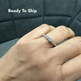 Dreisteiniger Ring mit im Krappen gefasstem Labor-Diamanten – perfekt als Jahrestagsgeschenk – aus 925er Silber