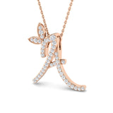 Exquisite Halskette mit Schmetterlingsanhänger aus Gold und Diamanten, verziert mit dem Anfangsbuchstaben „A“.