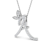 Exquisite Halskette mit Schmetterlingsanhänger aus Gold und Diamanten, verziert mit dem Anfangsbuchstaben „A“.