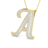Anhänger aus Gelbgold mit Diamanten in Form des Anfangsbuchstabens „A“ und Baguette- sowie Rundschliffdiamanten