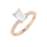 Verlobungsring mit smaragdgeschliffenem Diamanten und seitlichen Diamanten