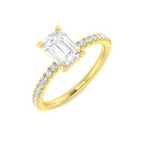 Verlobungsring mit smaragdgeschliffenem Diamanten und seitlichen Diamanten